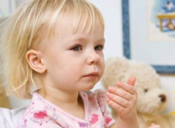 不要盲目寻求宝宝咳嗽流鼻涕速效办法,家长需